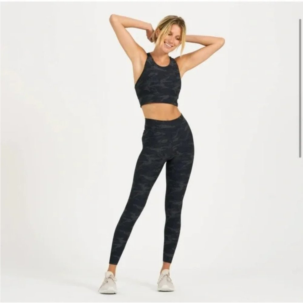 Vuori Elevation Bra in Black Camo